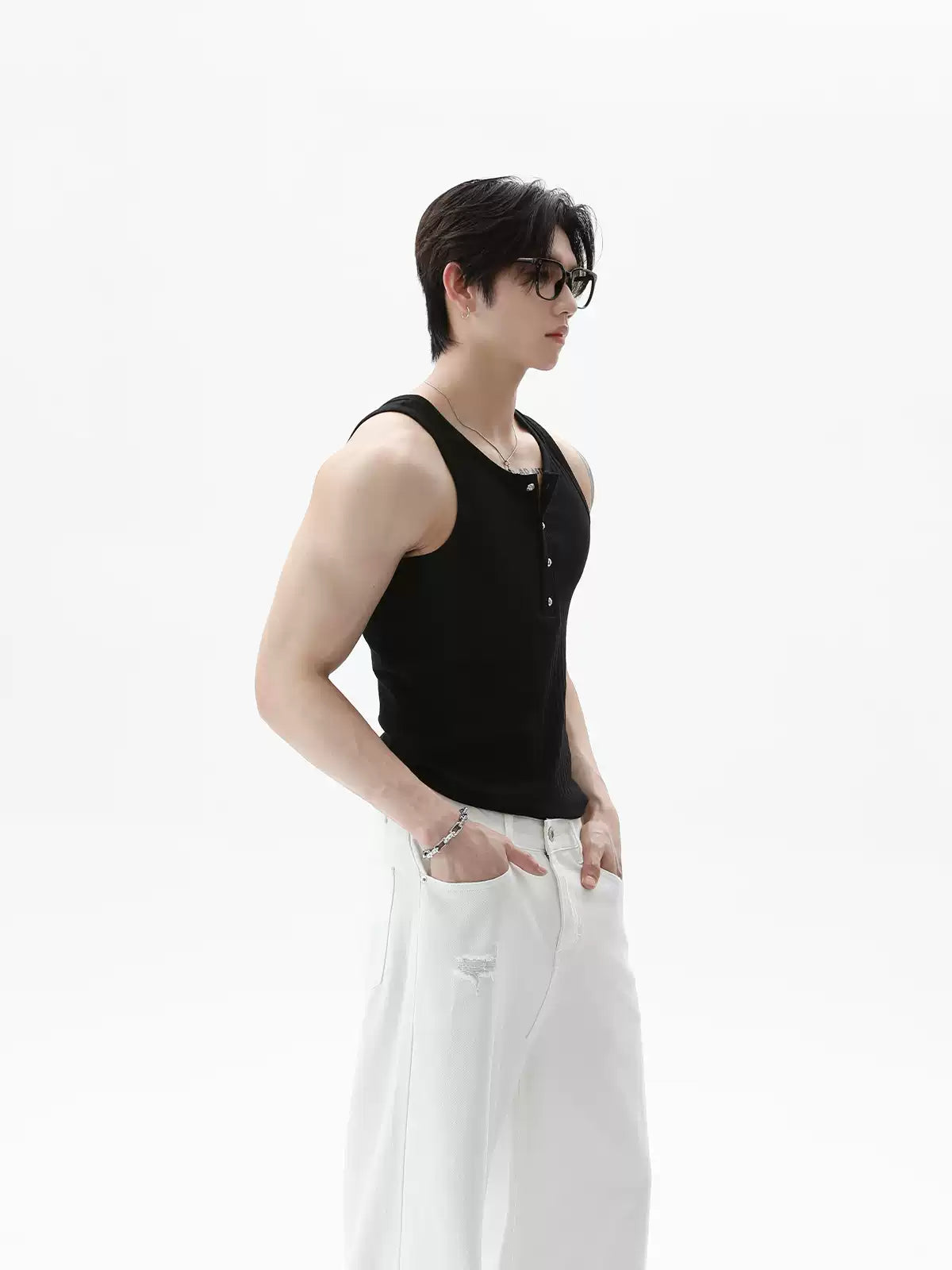 เสื้อแขนกุดคอกลมสีพื้น ทรงเข้ารูป ดีไซน์กระดุม ใส่ง่ายสำหรับฤดูร้อน